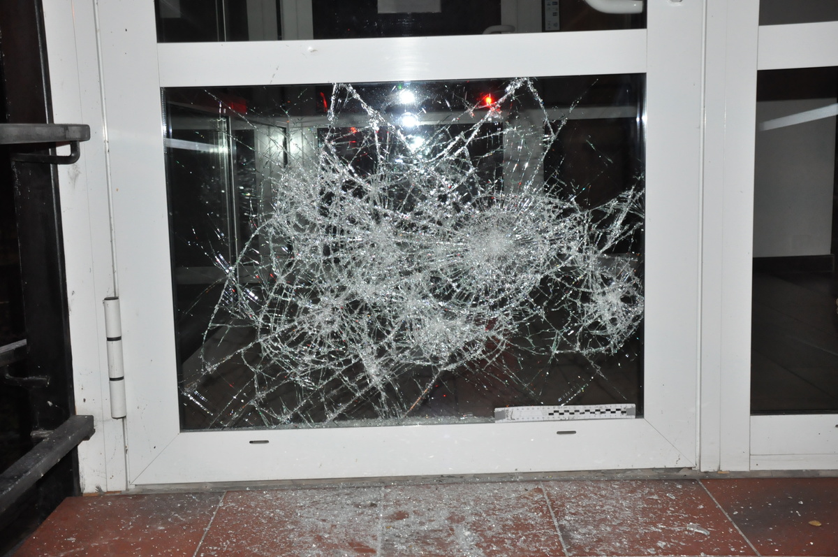zniszczona szyba