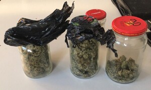 zabezpieczone narkotyki w słoikach