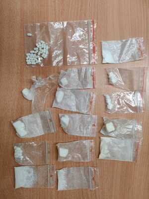 woreczki z białym proszkiem