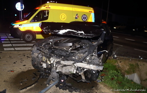 Miejsce zdarzenia i uszkodzony nissan