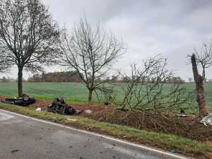 Przepołowione auto leżące w rowie