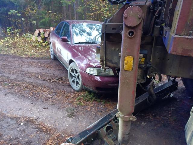 Rozbity samochód osobowy, stojący przy pojeździe ciężarowym, w który uderzył na leśnej drodze