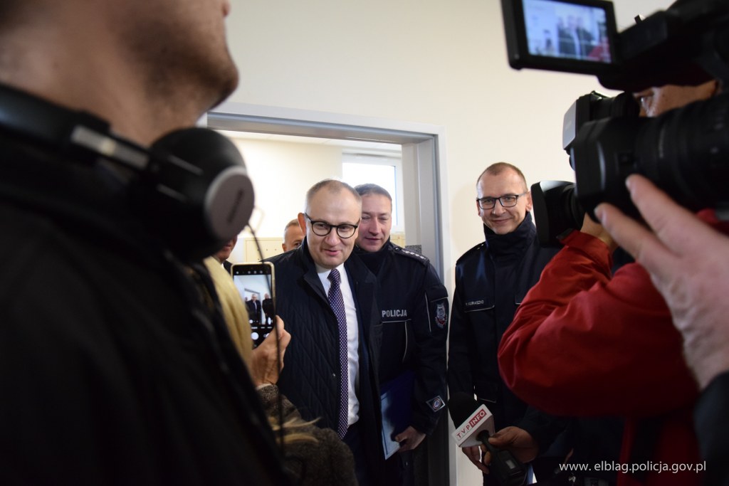Sekretarz Stanu MSWiA, Kierownik Posterunku Policji w Młynarach oraz Komendant Miejski Policji w Elblągu w pomieszczeniu posterunku