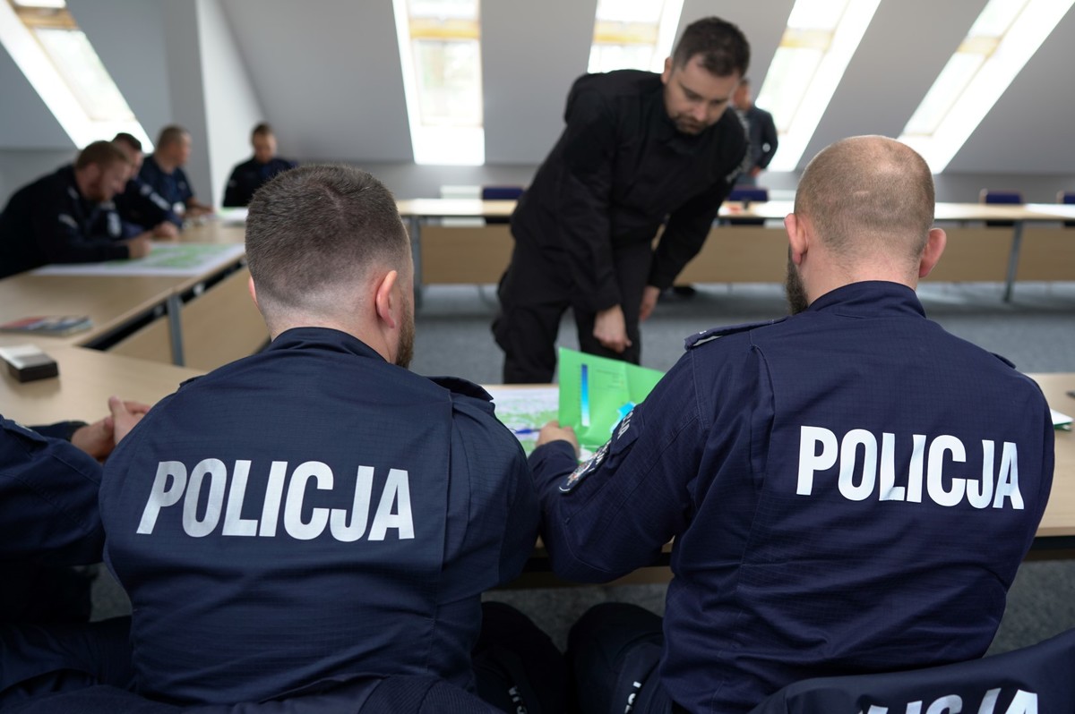 Policjanci podczas szkolenia siedzą w sali