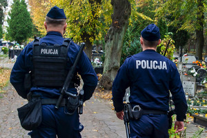 Policjanci na cmentarzu