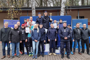Uczestnicy i organizatorzy zawodów na podium