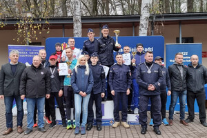 Uczestnicy i organizatorzy zawodów na podium