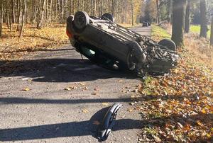 Pojazd na drodze kołami do góry