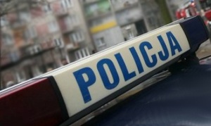 Dach radiowozu na tle bloków