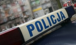 Dach radiowozu na tle bloków