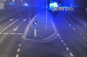 Zrzut ekranu z monitoringu, na którym widać moment zdarzenia