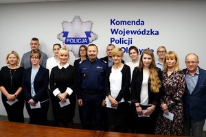 nadinsp. Tomasz Klimek i wyróżnieni pracownicy stoją w grupie przy ścianie