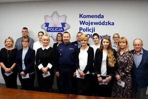nadinsp. Tomasz Klimek i wyróżnieni pracownicy stoją w grupie przy ścianie