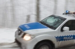 Radiowóz na drodze zimą
