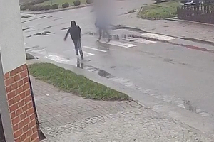 Zrzut ekranu z monitoringu, na którym widać moment zdarzenia