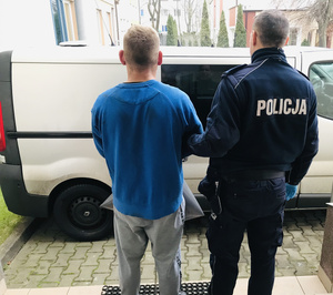 Policjant prowadzi zatrzymanego