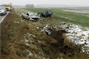 Uszkodzone samochody na miejscu zdarzenia
