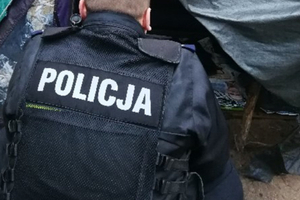 Policjant przy prowizorycznym namiocie
