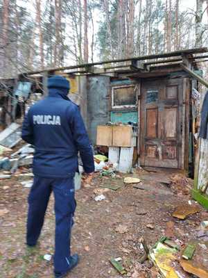 policjant przed altanką