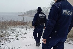 Policjanci kontrolujący miejsca przebywania bezdomnych potrzebujących pomocy