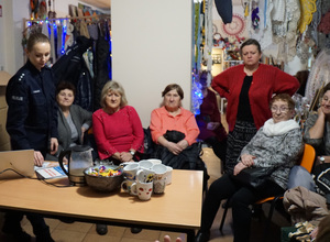 Spotkanie na temat bezpieczeństwa seniorów przed świętami