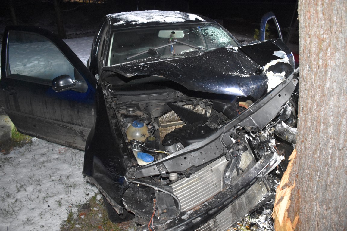 Miejsce zdarzenia drogowego i uszkodzone pojazdy