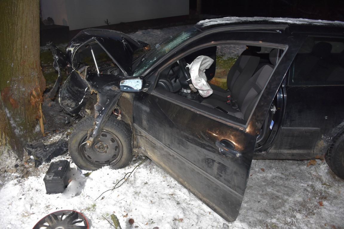 Miejsce zdarzenia drogowego i uszkodzone pojazdy