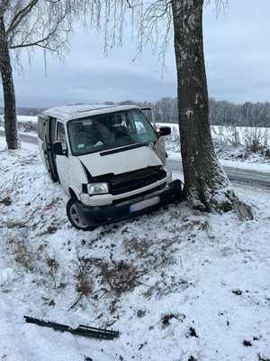 miejsce wypadku i uszkodzone auto