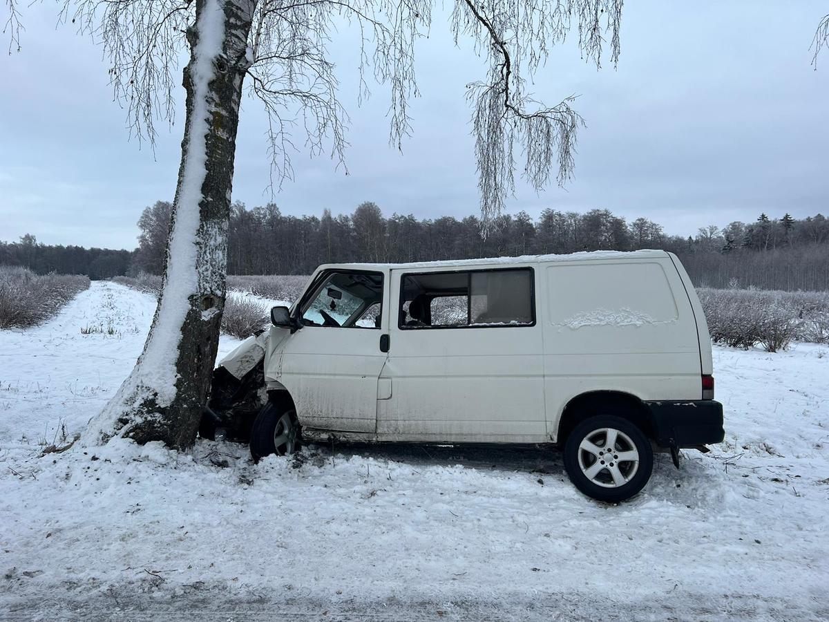 miejsce wypadku i uszkodzone auto
