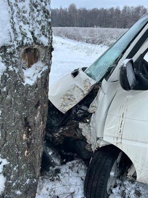 miejsce wypadku i uszkodzone auto