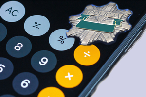 Kalkulator i odznaka policyjna