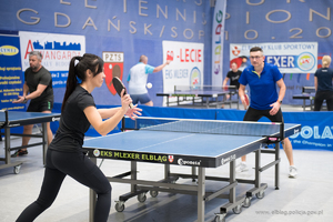 Zawodnicy podczas gry w ping ponga