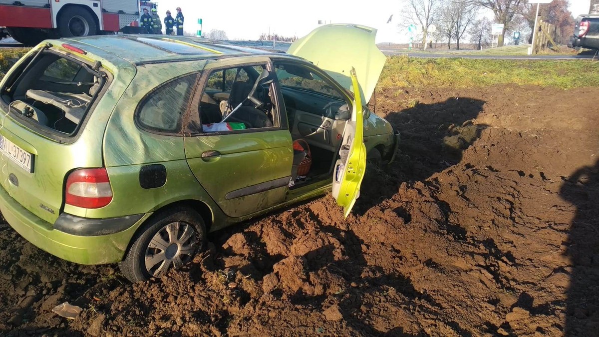 miejsce zdarzenia drogowego i służby na miejscu