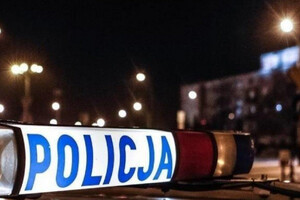 Dach radiowozu na tle bloków w nocy