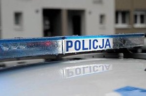 Dach radiowozu na tle bloków