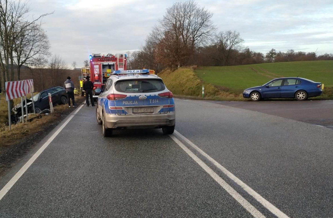 miejsce zdarzeń drogowych, uszkodzone pojazdy i służby na miejscu