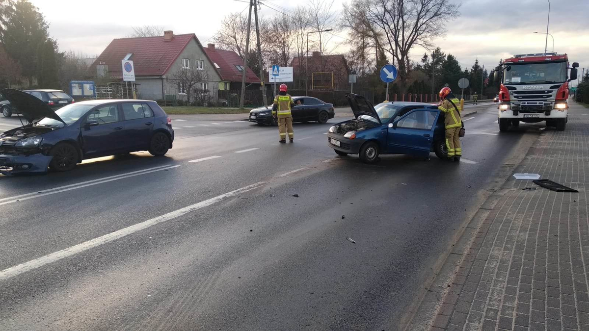 miejsce zdarzeń drogowych, uszkodzone pojazdy i służby na miejscu