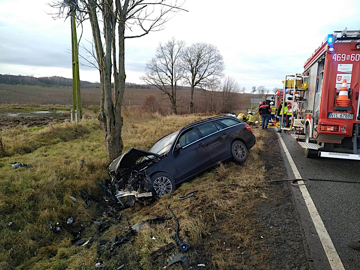 miejsce zdarzeń drogowych, uszkodzone pojazdy i służby na miejscu
