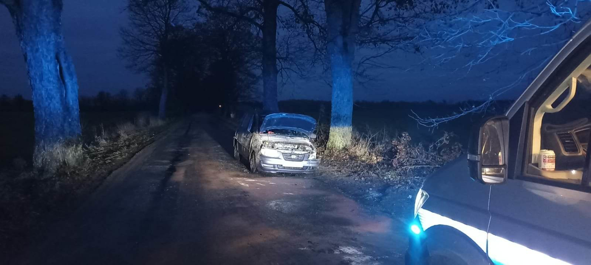 miejsce zdarzeń drogowych, uszkodzone pojazdy i służby na miejscu