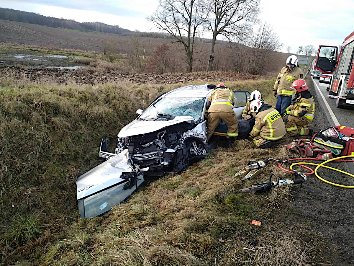 miejsce zdarzeń drogowych, uszkodzone pojazdy i służby na miejscu