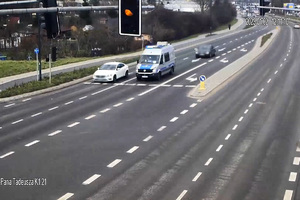 Zrzut ekranu z monitoringu, na którym widać moment przejazdu aut