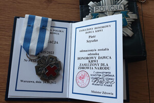 Odznaka Zasłużony dla zdrowia narodu i policyjna odznaka