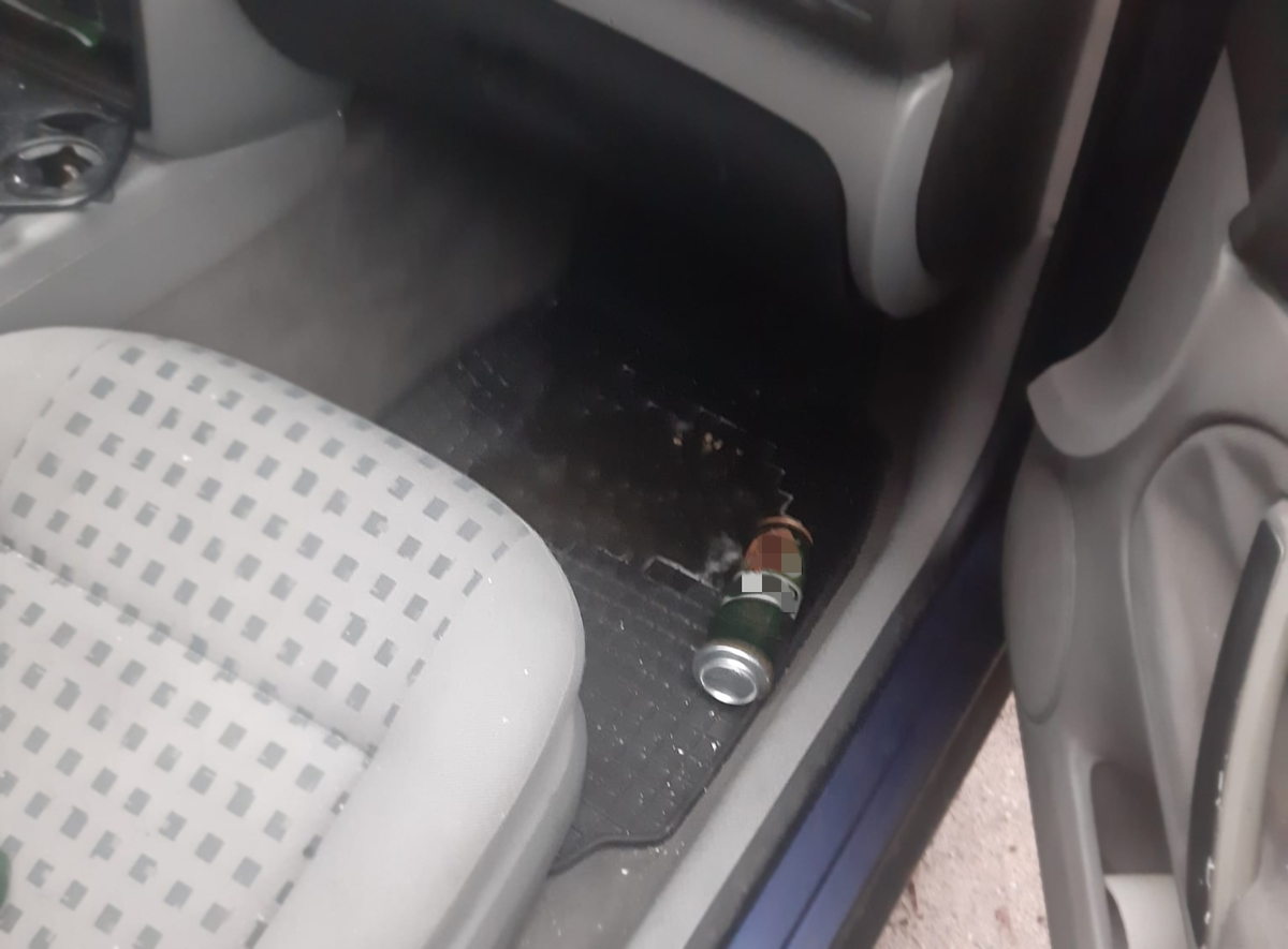 puszka od piwa w samochodzie kierowcy