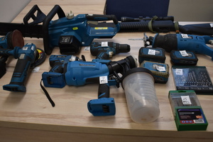 Odzyskane elektronarzędzie leżące na stole