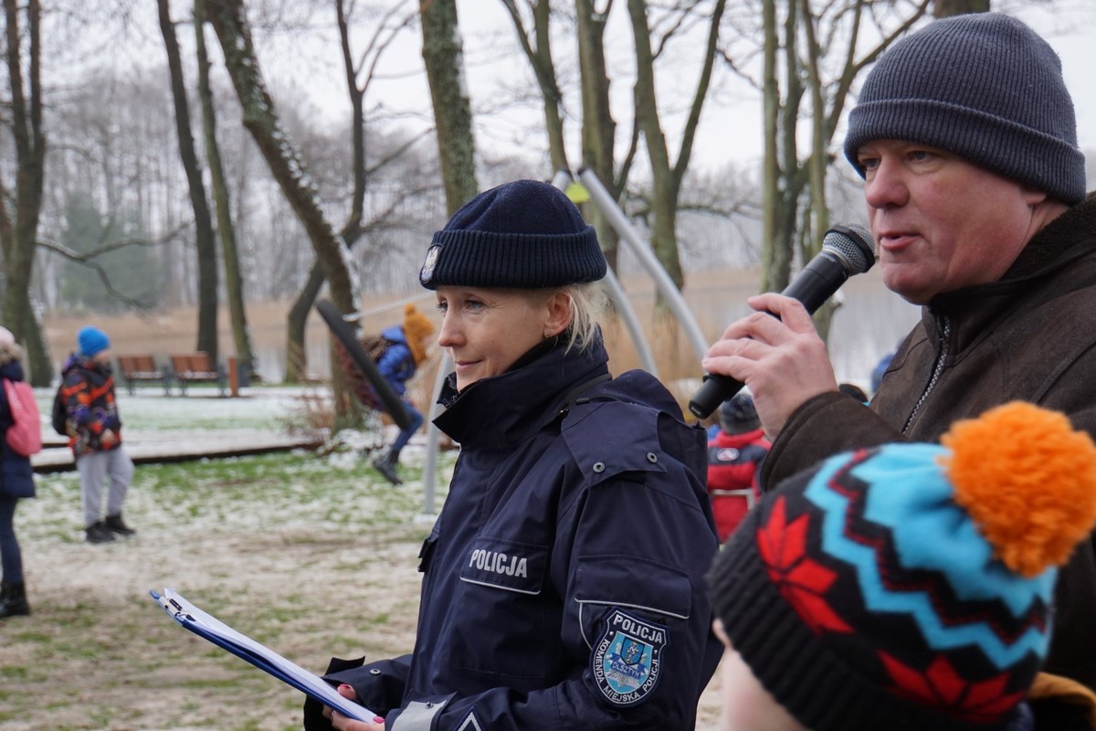 Dwie osoby prowadzące festyn mówią do mikrofonów. Policjantka i cywil