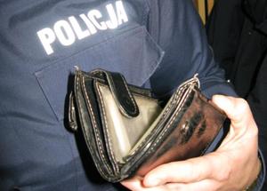 policjant trzyma portfel