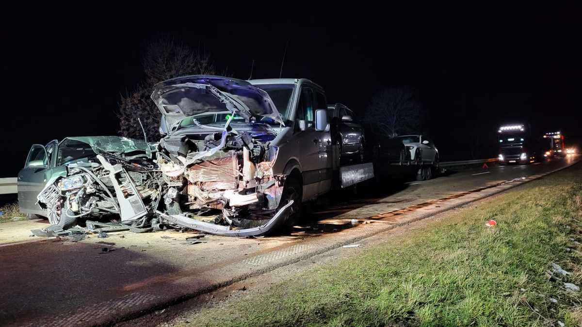 miejsce zdarzenia i zniszczone pojazdy