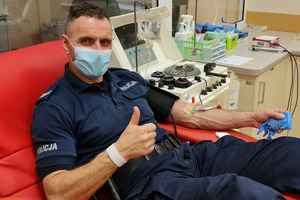 Policjant podczas poboru krwi