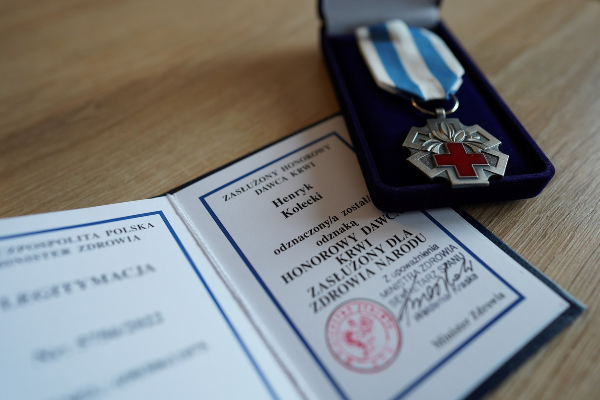 Medal i legitymacja „Honorowego Dawcy Krwi Zasłużonego dla Narodu”