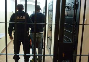 osoba zatrzymana w areszcie